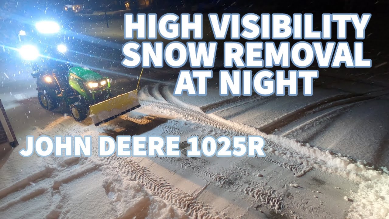 Уборка снега после наступления темноты — John Deere 1025R
