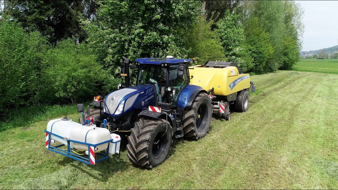 Neuer Bluepower New Holland T7/270 beim Siloquaderballenpressen ( Lohnunternehmer Ryser )