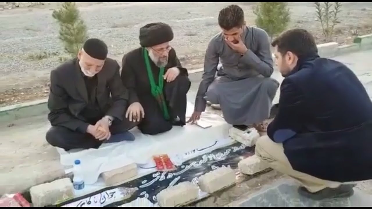 والد المرحوم  السيد محمد باقر العلوي عند قبر ابنه