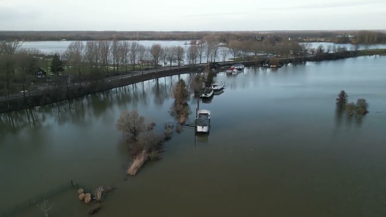hoog water maasplassen roermond en stuw linne
