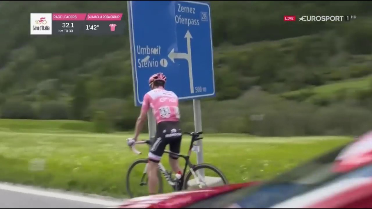 Giro d'Italia 2017 - Tom Dumoulin Has to Stop for Toilet Break! HD