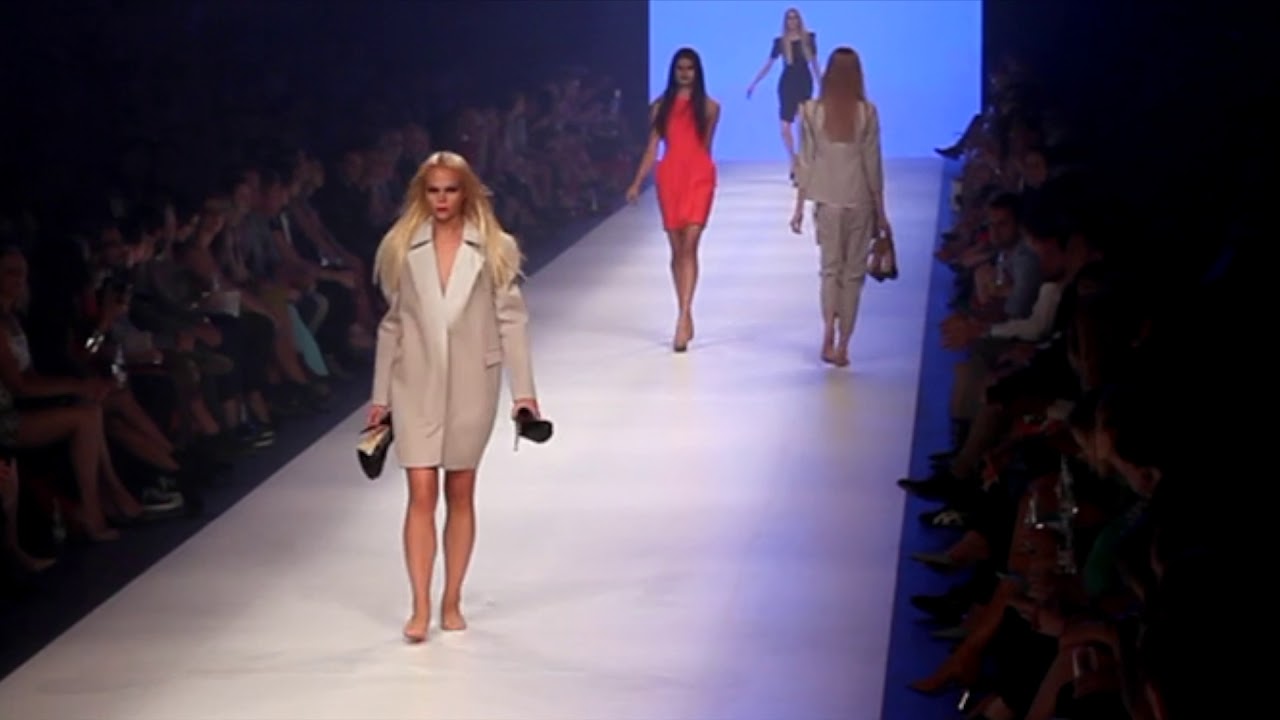 4 Models trip and remove their high heels during Dion Lee Fall/Winter 2012 fashion show