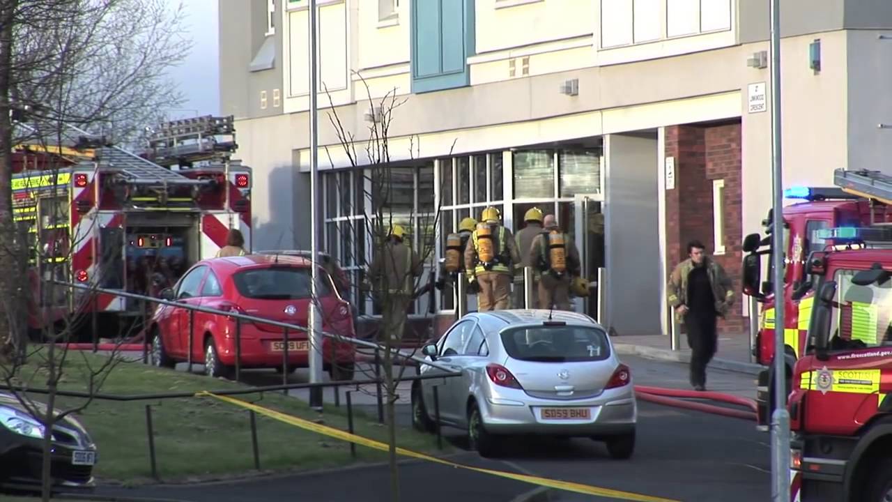Smoke bellows out of Drumchapel flat as fire service tackles blaze