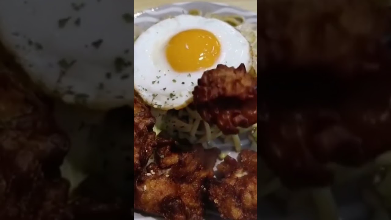 Who else loves dipping fried chicken in yolk? 🙋‍♂️ 