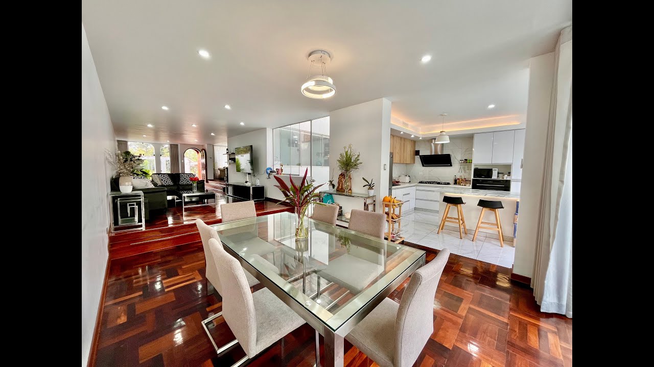 Casa 3 pisos en venta 100% remodelada frente a parque -  San Miguel