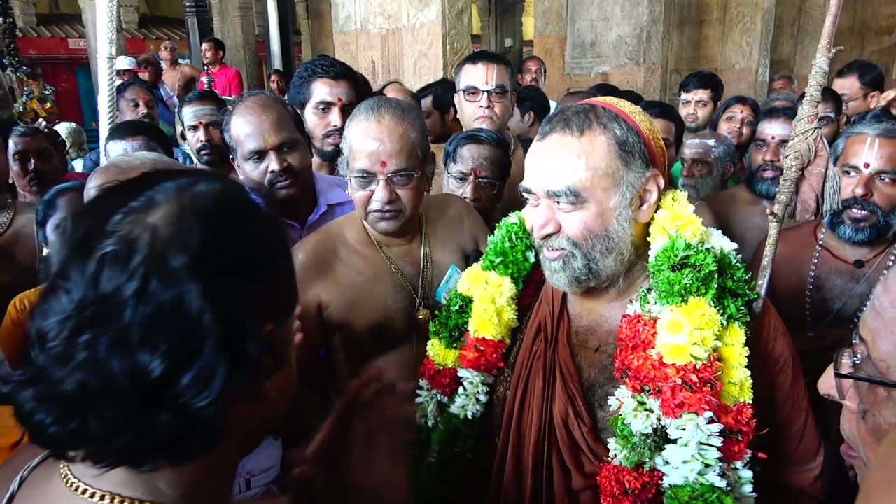 Pujyashri Acharyal offers worships at Sri Ranganathaswamy Temple, Srirangam