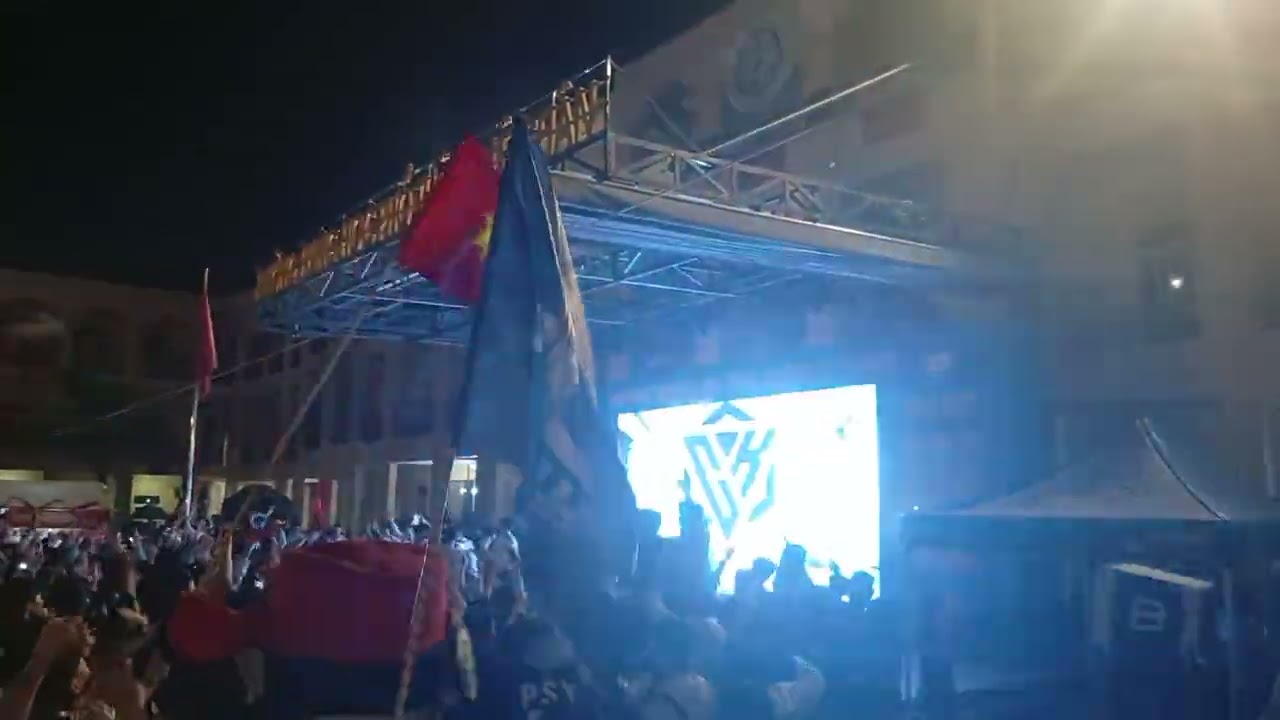 Nhạc dj đang cao trào cùng lửa trại với pháo hoa