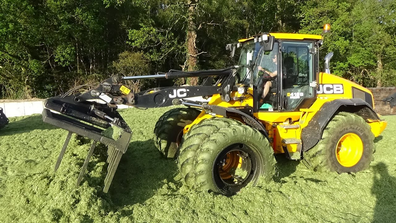 Silage 2021 - Buckraking grass on the clamp with JCB 419S & Massey Ferguson