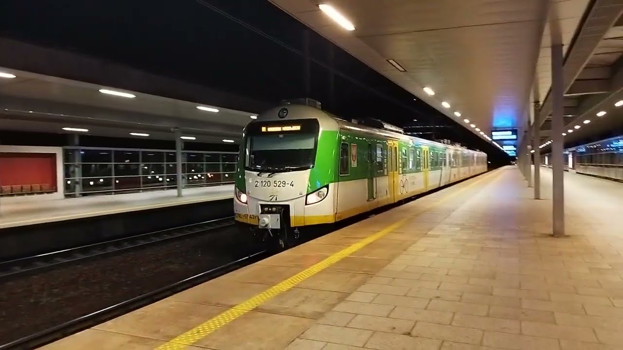 EN57AL-1743 на станции Warszawa Stadion