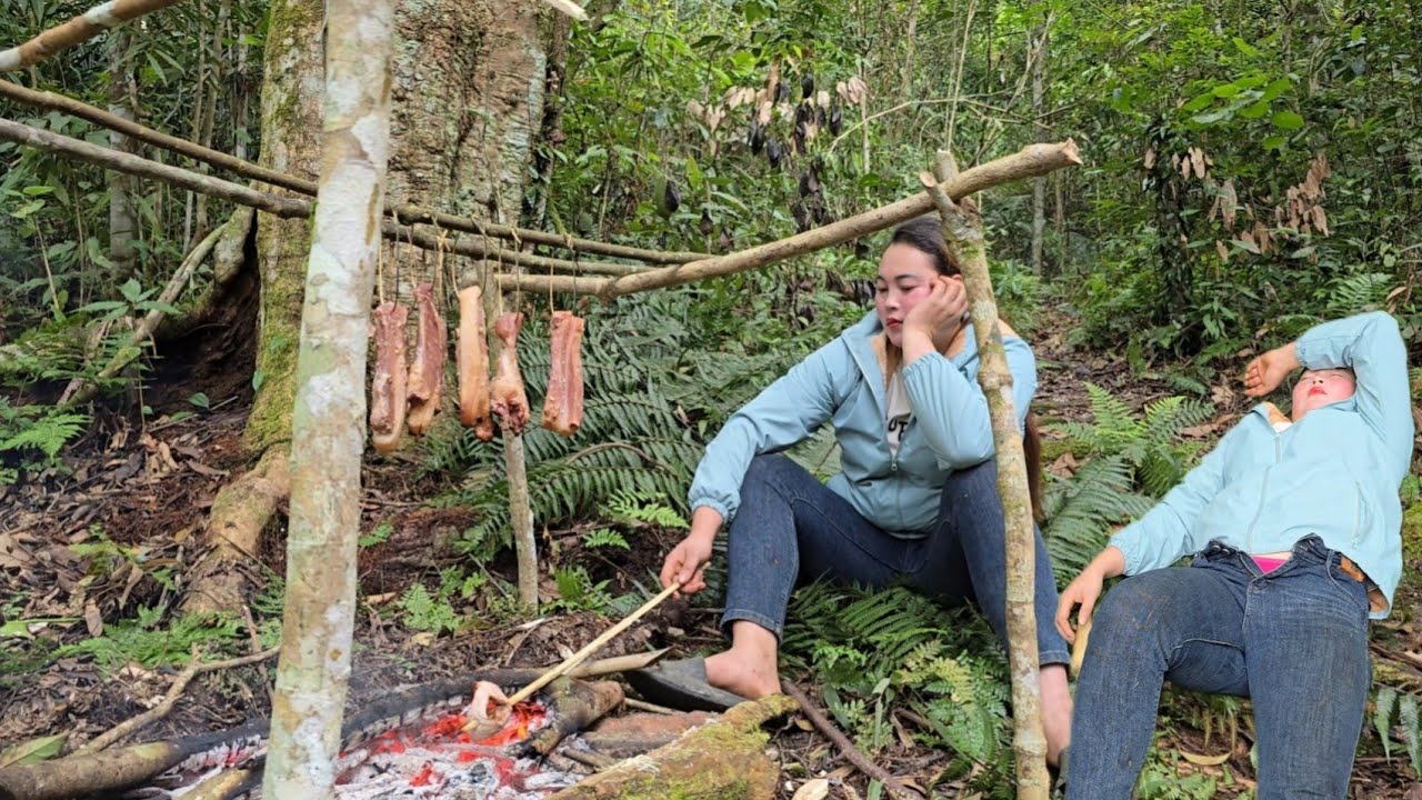 The girl survives alone and prepares smoked wild boar meat