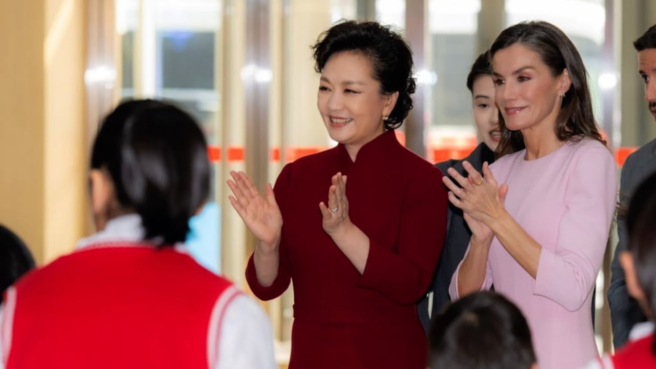 Peng Liyuan, Spain's Queen Letizia visit service center for persons with disabilities in Beijing