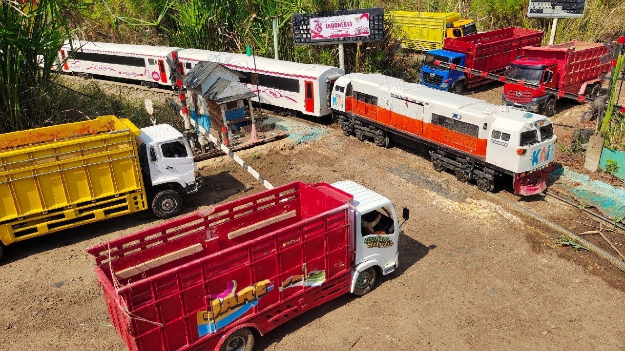Railway Crossing Kompilasi Perlintasan Kereta Api Panjang Lokomotif CC201 CC206 Melewati Jembatan
