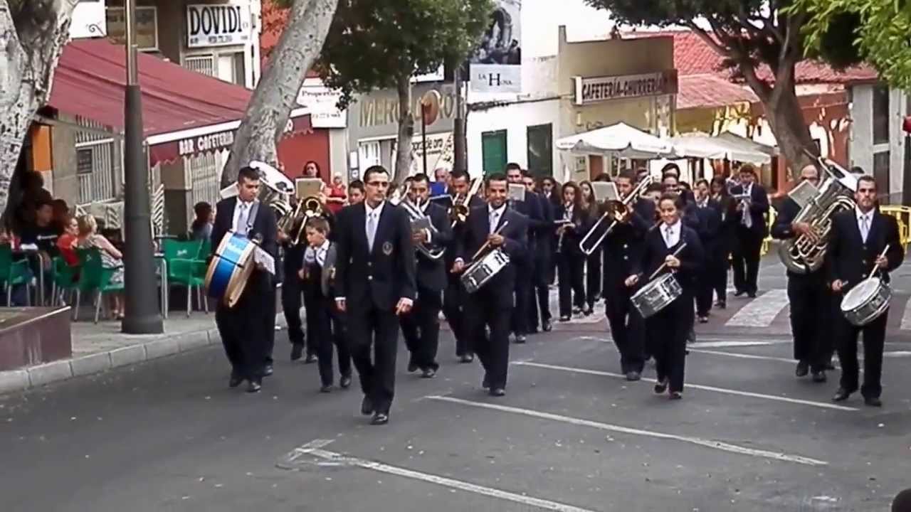 Banda de Adeje subida por Calle Grande en fiestas