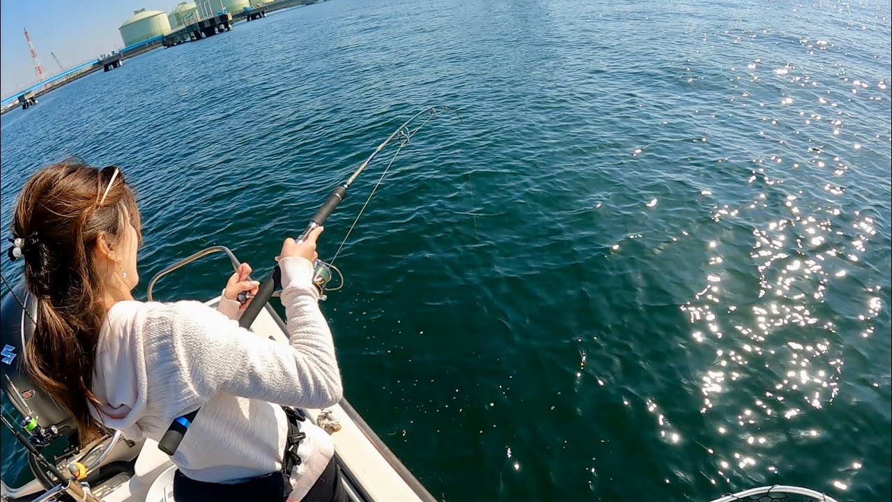 8万のタックルが海の中へ！救出しようとしたら大物が次々に...