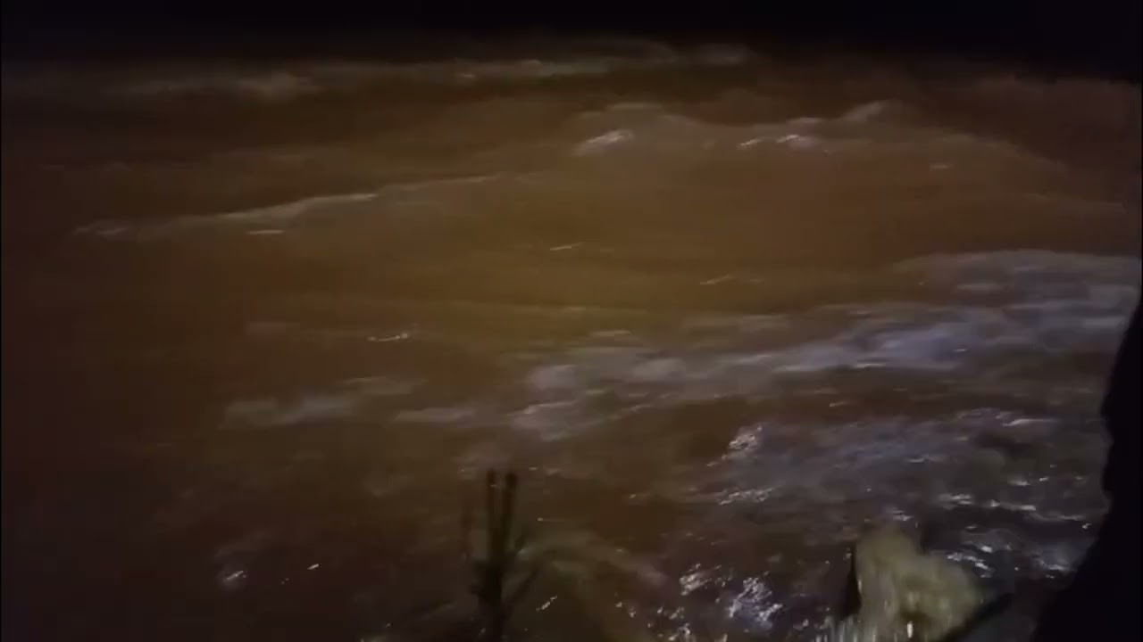 Calles y casas inundadas en Castrillos de Cepeda (León): 