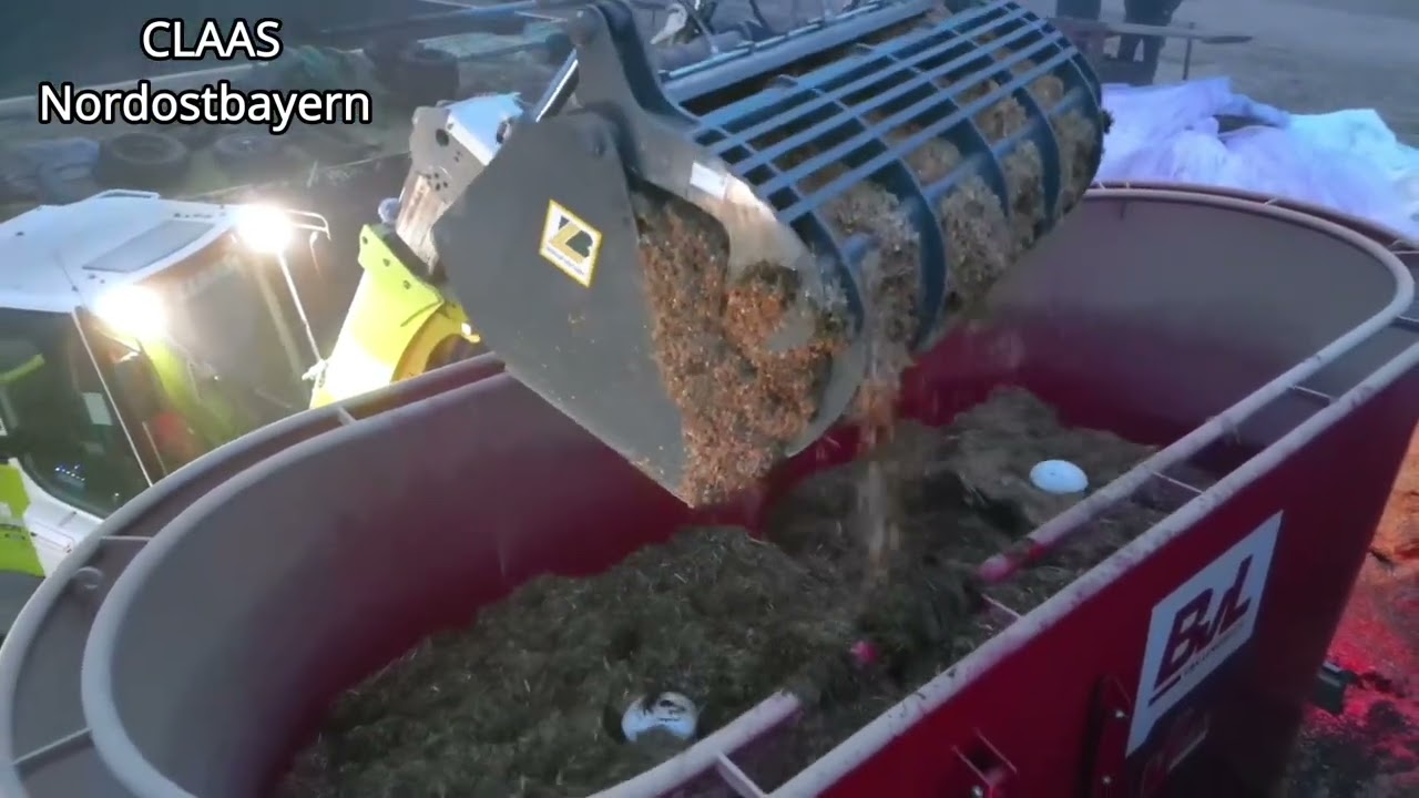 Füttern Claas Torion 738T und mit BvL 2 Schnecken Futtermischwagen