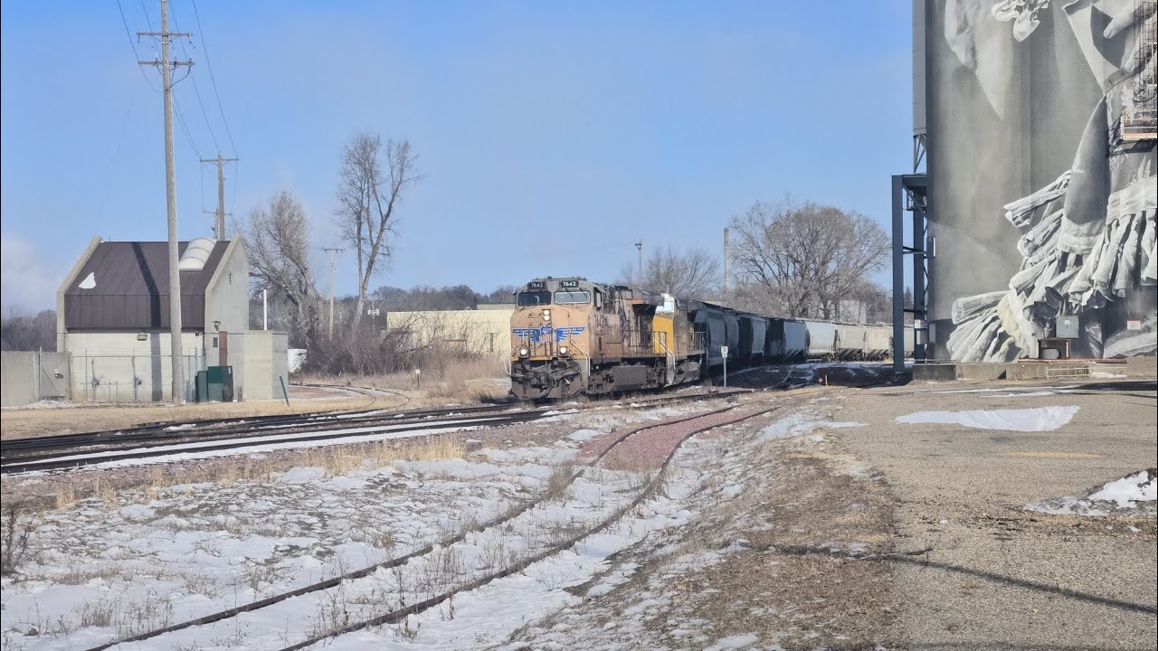 Union Pacific Manifest train heads south by the old flour mill, Mankato, MN (January 27, 2026)