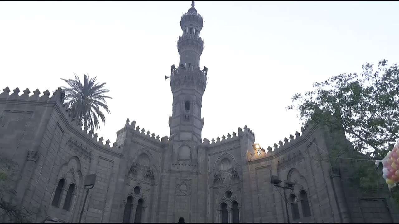 أهالى شبرا مصر يتوافدون على مسجد الخازندار لأداء صلاة العيد
