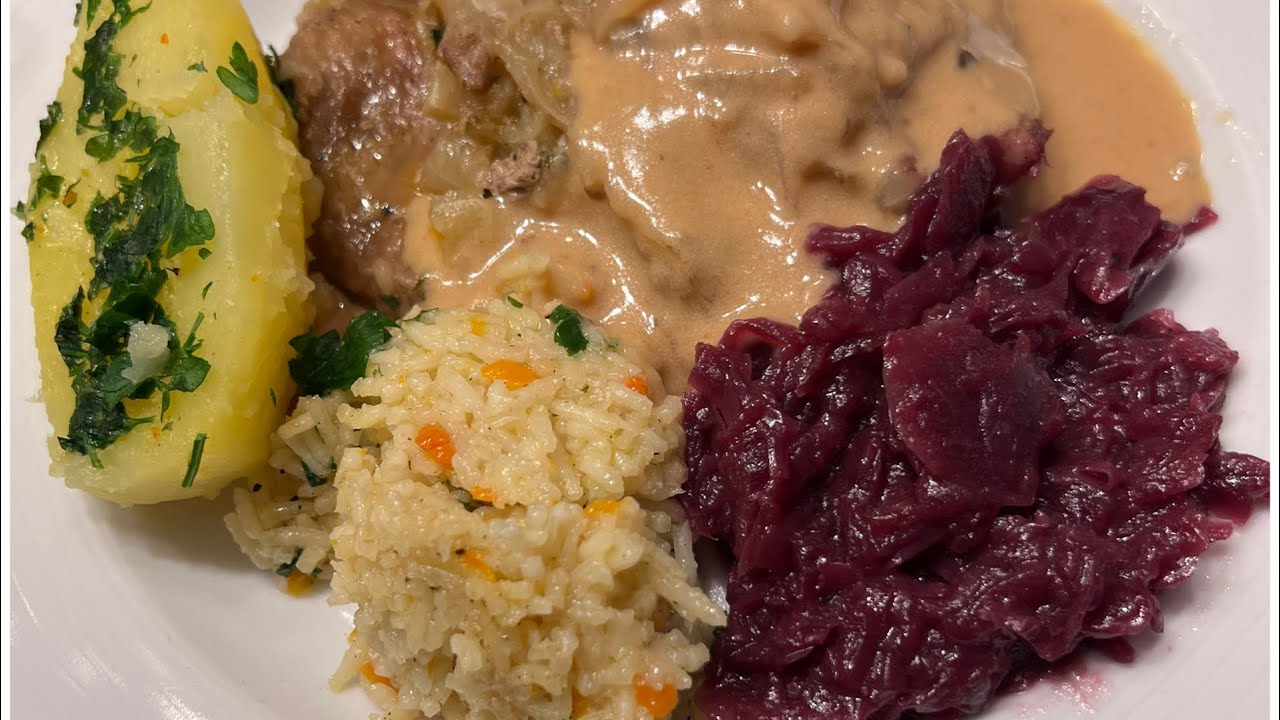 Ceafă de porc la cuptor, varză roșie, cartofi cu pătrunjel și sos 