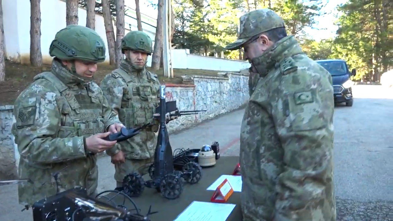 Hazır, Daima Hazır, Kim? Komando! Kim? ACROB!