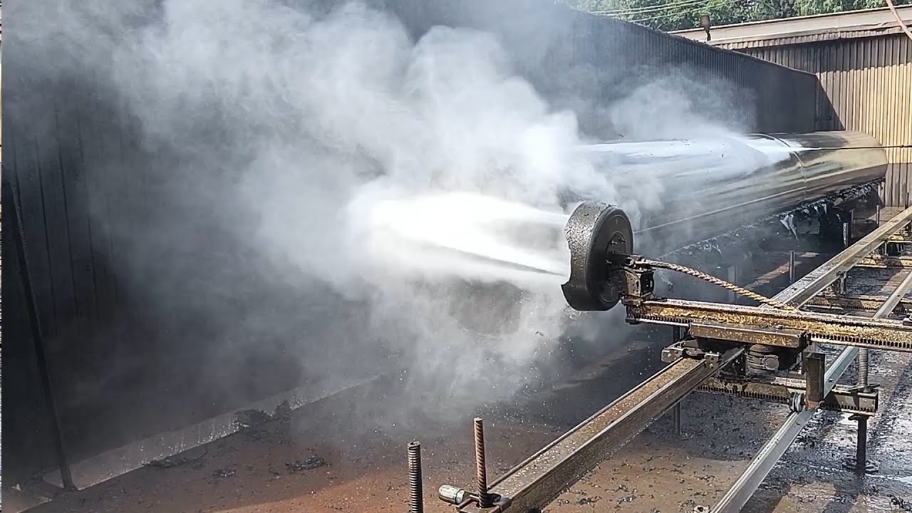 Удаление изоляции труб высоким давлением воды / Removing pipe insulation with high pressure water.