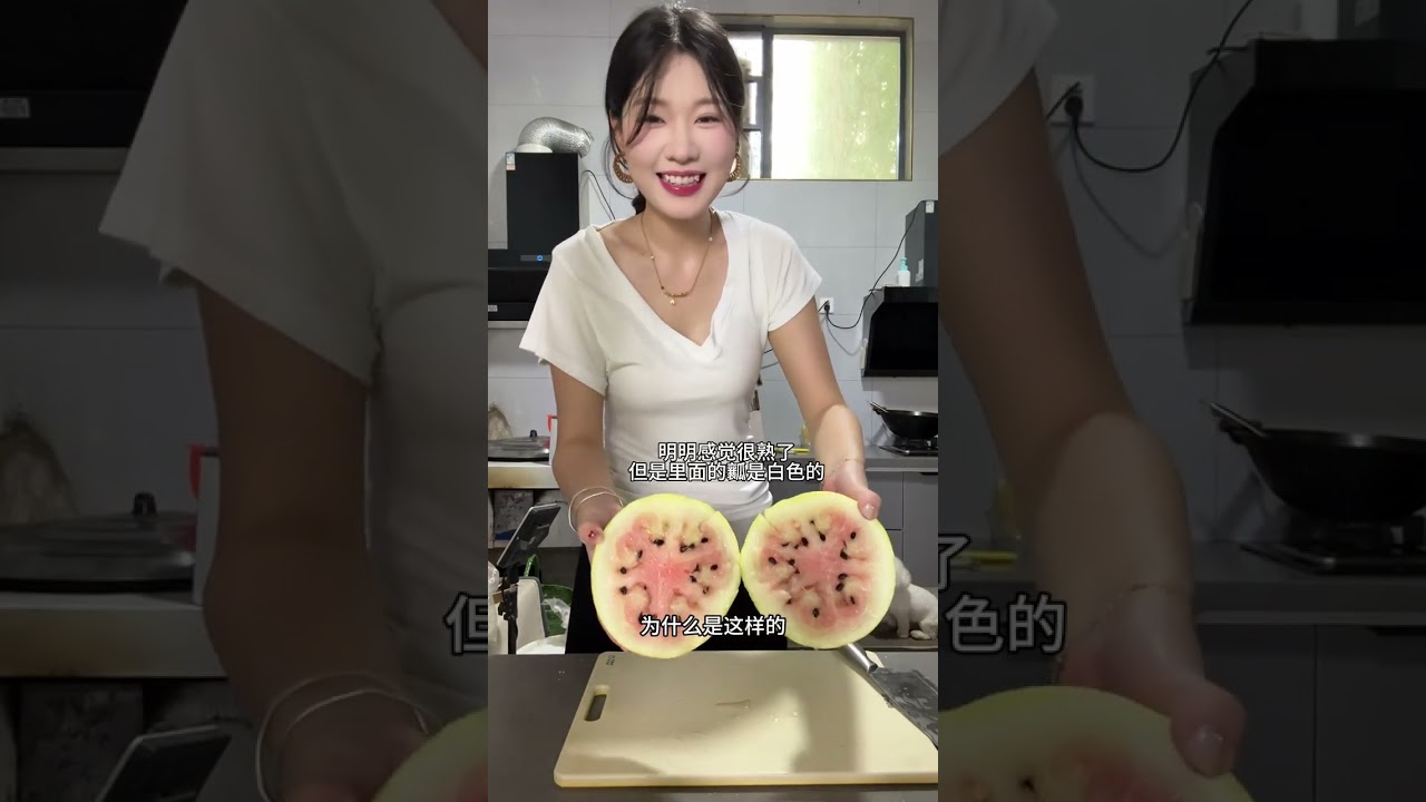 院子里的西瓜终于熟了，下午还做了巧克力开心果欧包去县城和朋友聚会啦#日常vlog #我的乡村生活 #记录真实生活 #农村生活