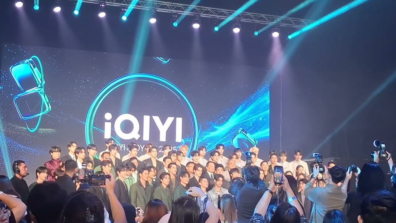 ทีมผู้บริหาร&ดารานักแสดงถ่ายภาพรวมบนเวที | งาน iQIYI iJOY TH 2025💚SPHERE HALL - 01.11.2024