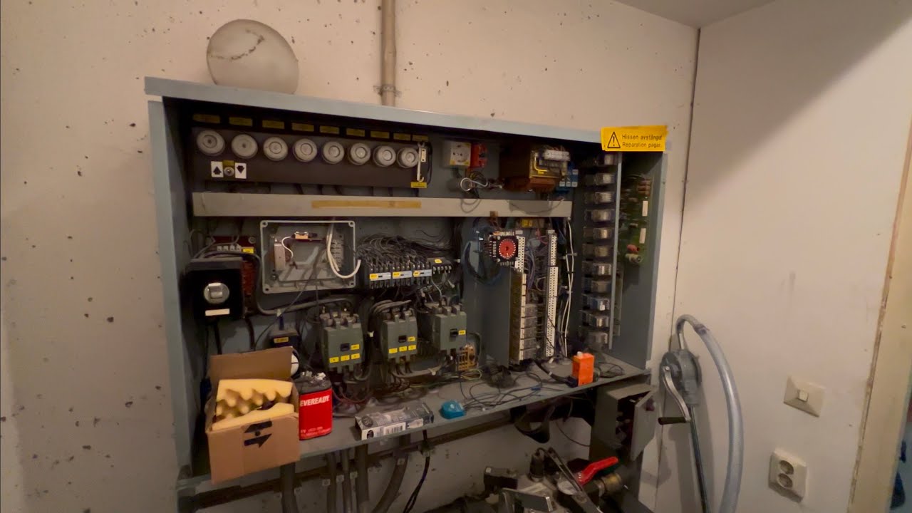 MACHINE ROOM TOUR & LAST RIDE!!! 1979 KONE Hydraulic Elevator @ Norralagatan 13B, Söderhamn, Sweden.