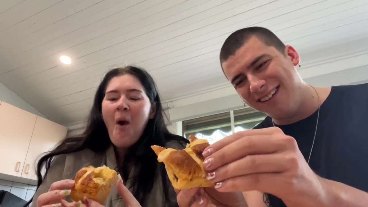 Coles Easter Limited Edition Doritos Inspired Cheesy Jalapeño Medium Hot Cross Bun Review!!