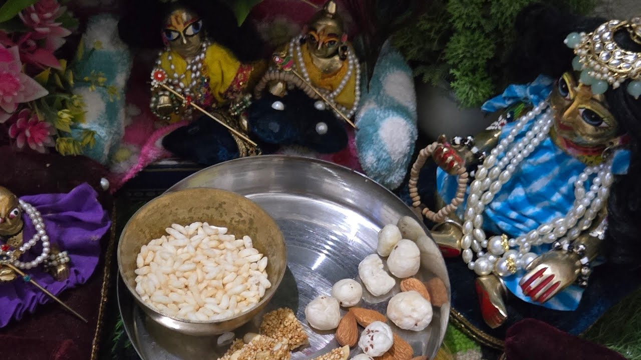 अपने सखाओं के साथ होली की पार्टी करते हुए। मेरे लाला।🙏🙏