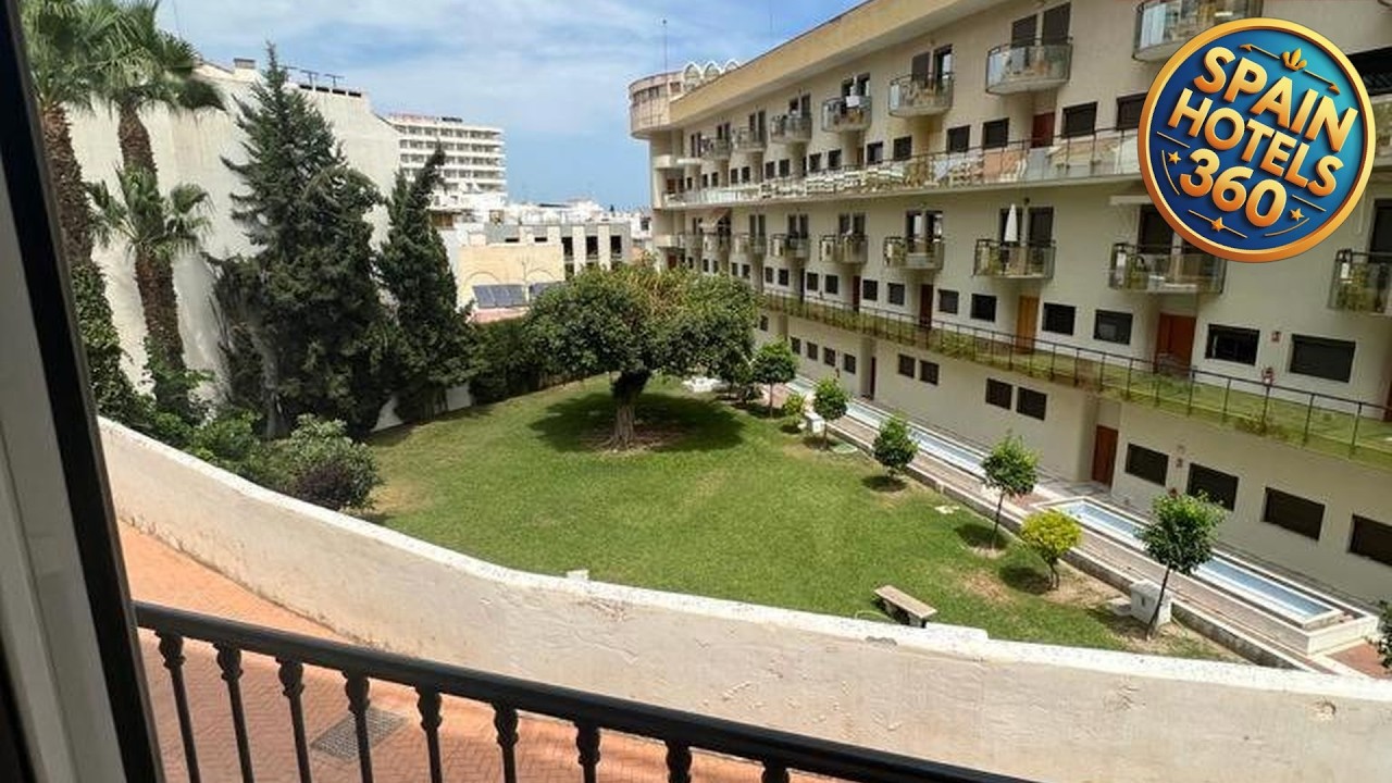 Apartamento Cozy Inns Playa | Torremolinos, Spain | Hotel Review 🏩