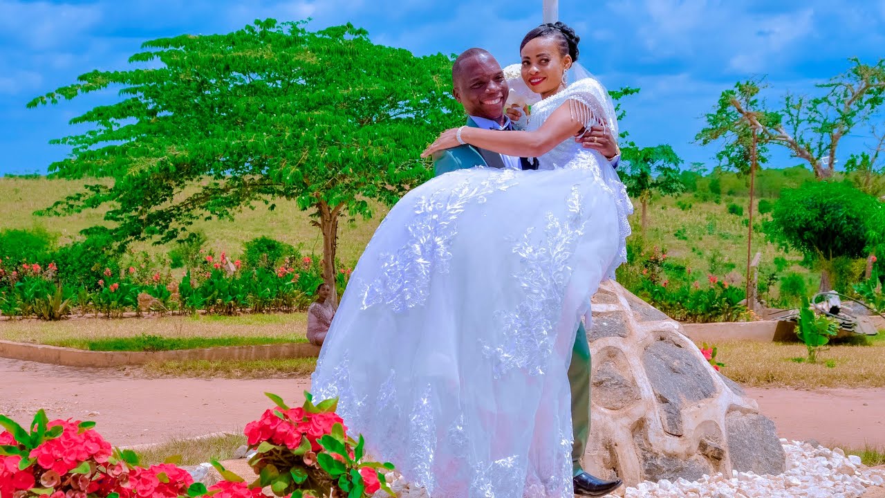 HARUSI YA MR/MRS FLEMON FRANCIS  USHARIKA WA MKATA ASHANGAZA WENGI IBADANI AKIFUNGA PINGU ZA MAISHA