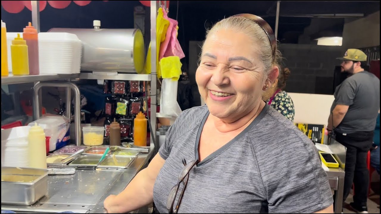 Doña PAKITA Lleva 25 años vendiendo Hotdogs y aunque está dura la competencia no le afloja !!!