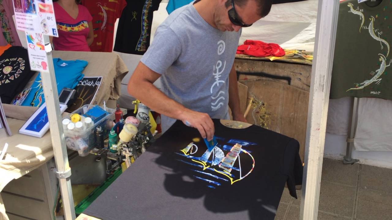 Street artist painting a T-Shirt by hand - Lanzarote   2016