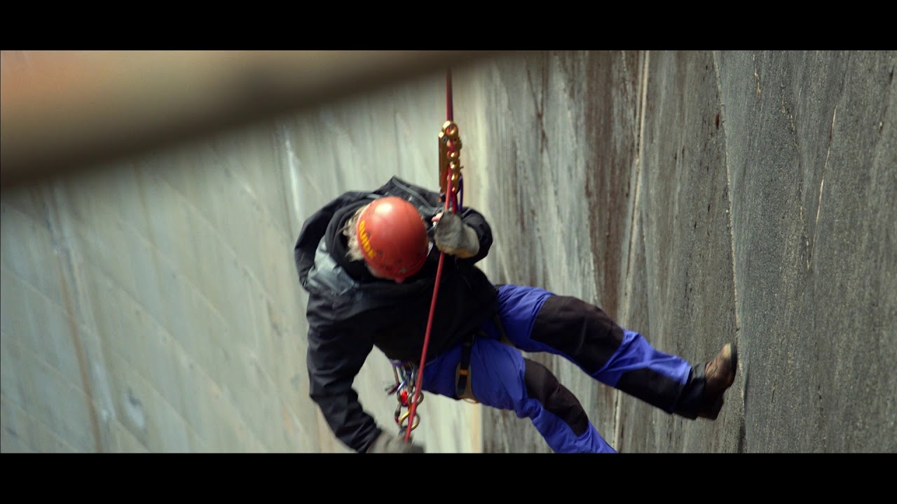 Travel Guide Tasmania, Australia - Gordon Dam Abseil