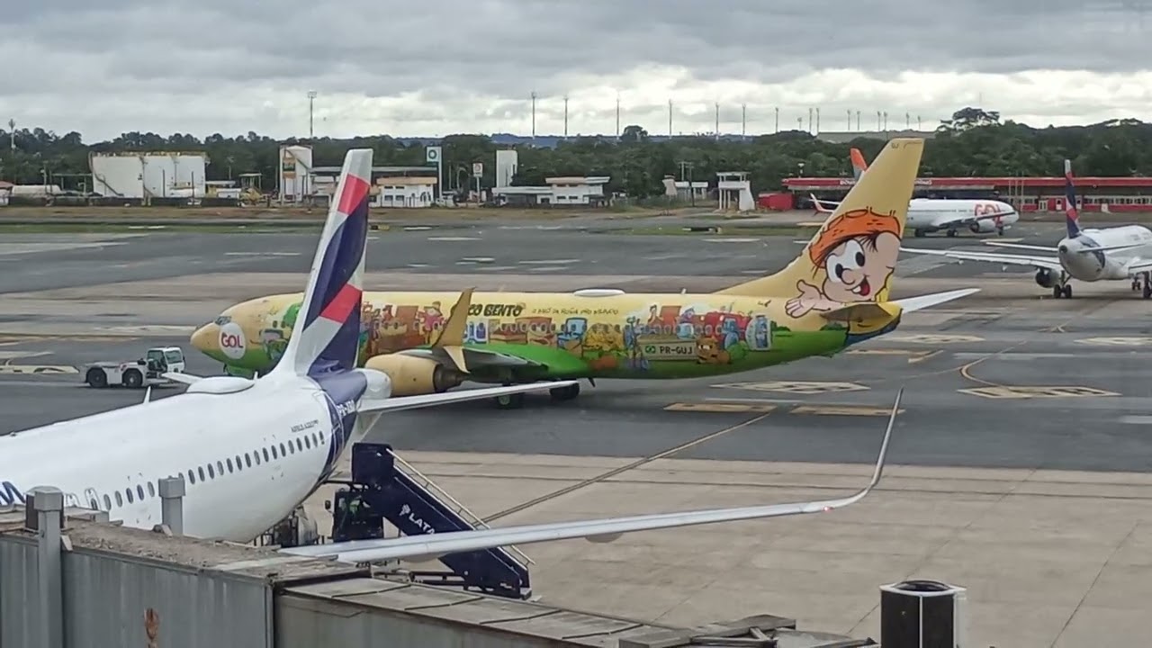 Boeing 737 Max 8 pintura temática Chico Bento em procedimento de Push Back no Aeroporto de Brasília.