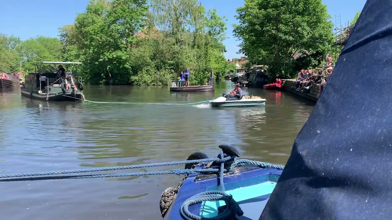 Batchworth Boat Rally 2025 Electric Barge v Pedalo in tug of war