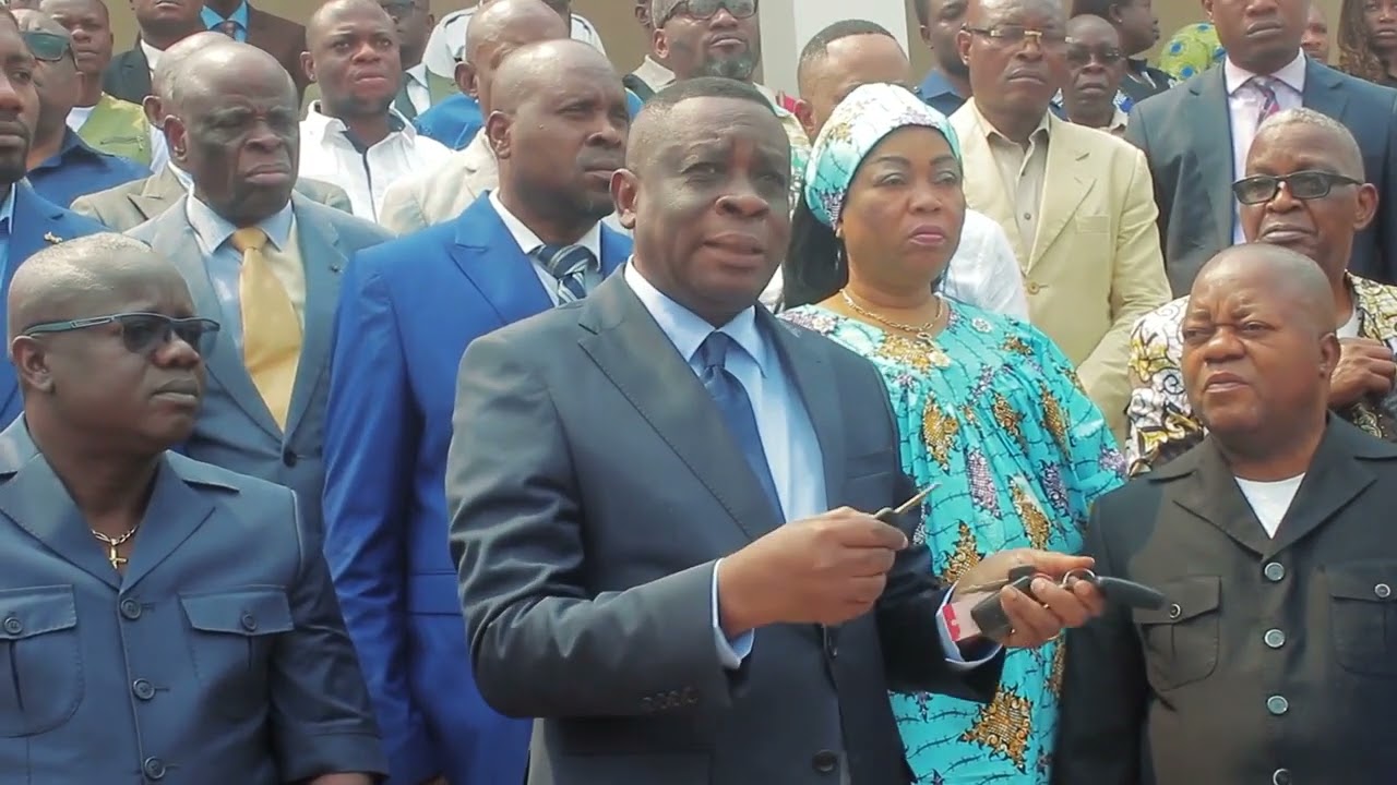 KWILU/   DEUX  JEEPS REMISES OFFICIELLEMENT PAR LE GOUV  DE PROVINCE Dr.  PHILIPPE AKAMITUNA NDOLO 