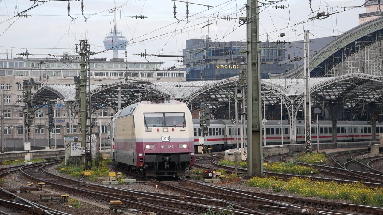 Eisenbahnverkehr an der Hohenzollernbrücke (FULL HD)