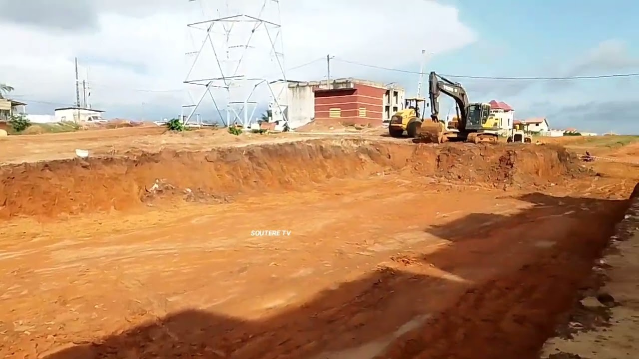Construction en Cours de la Voie du Bus Rapid Transit (BRT) à Bingerville.