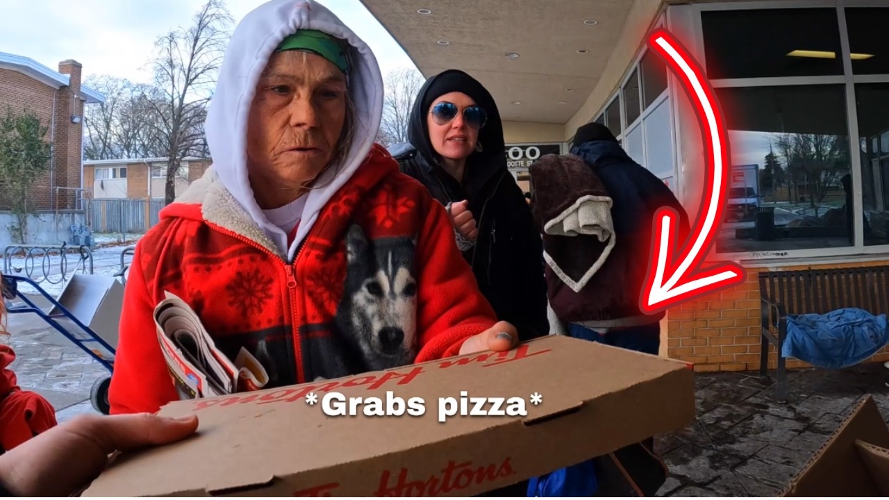 Я купила 10 пицц в Tim Hortons и накормила бездомных 🥺❤️