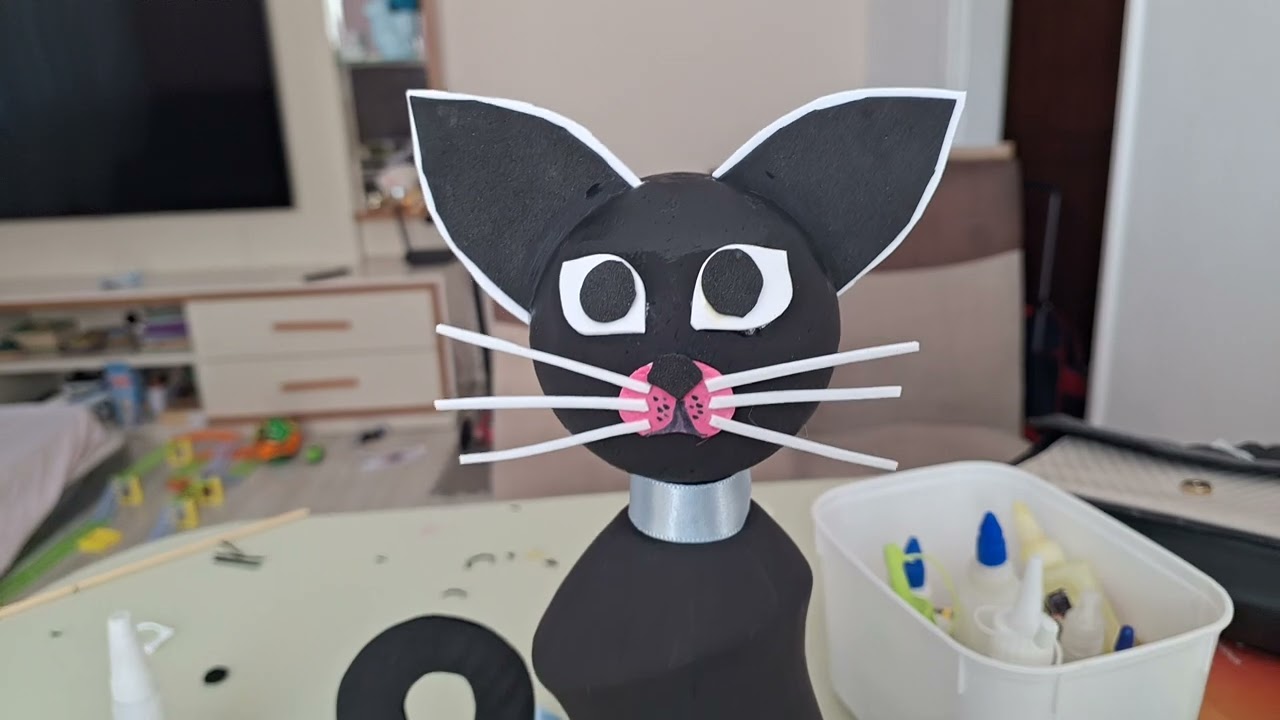 Gatinho de garrafa de amaciante.  Material recicl&aacute;vel artesanato de gato