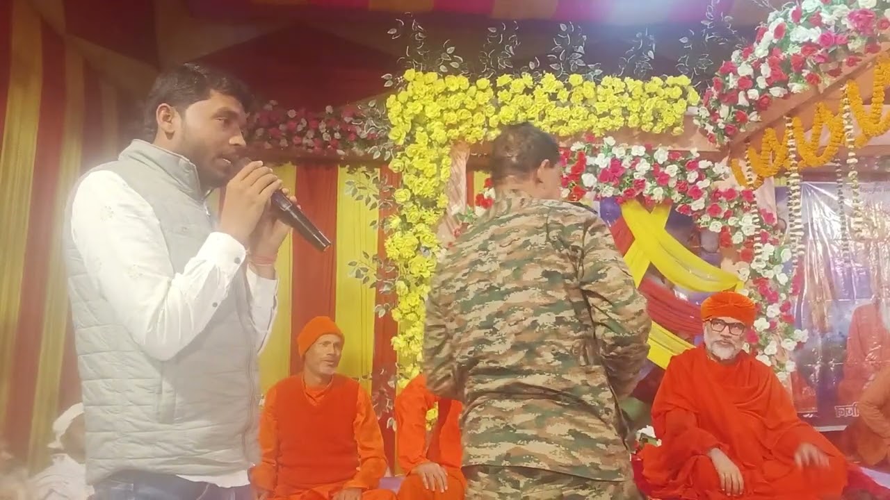 विदाई समारोह में विदाई भाषण देते हुए  सानू कुमार पटेल भंगहा के मंच पर स्वामी सत्यानंद जी महाराज 