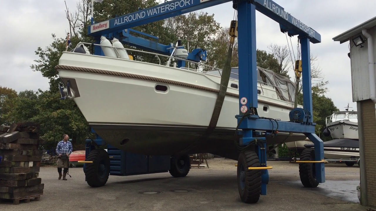 Behoedzaam te water laten met de bootlift (25 ton) bij Allround Watersport