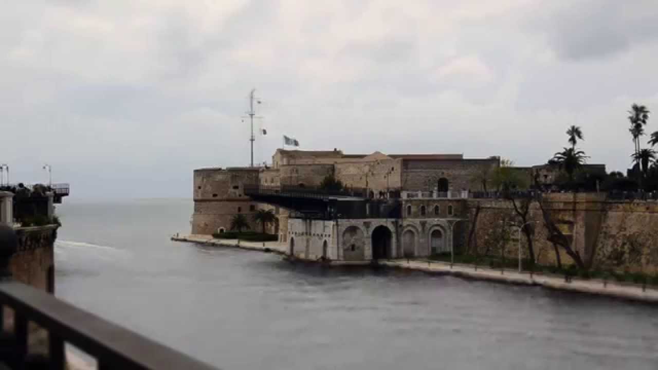 TARANTO Apertura ponte girevole (swing bridge opening) full hd