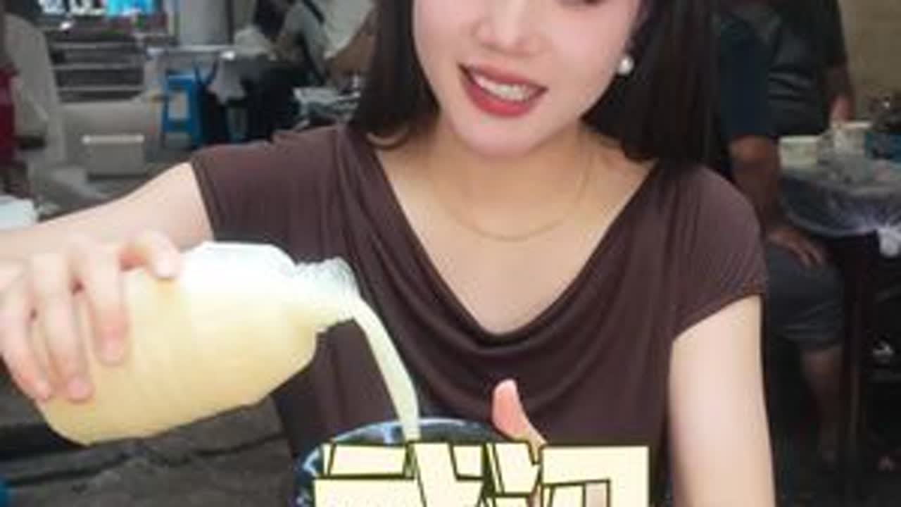 武汉爆火的一条街，烟火气满满的一家店！#vlog日常 #美食 #苍蝇馆子 #人间烟火