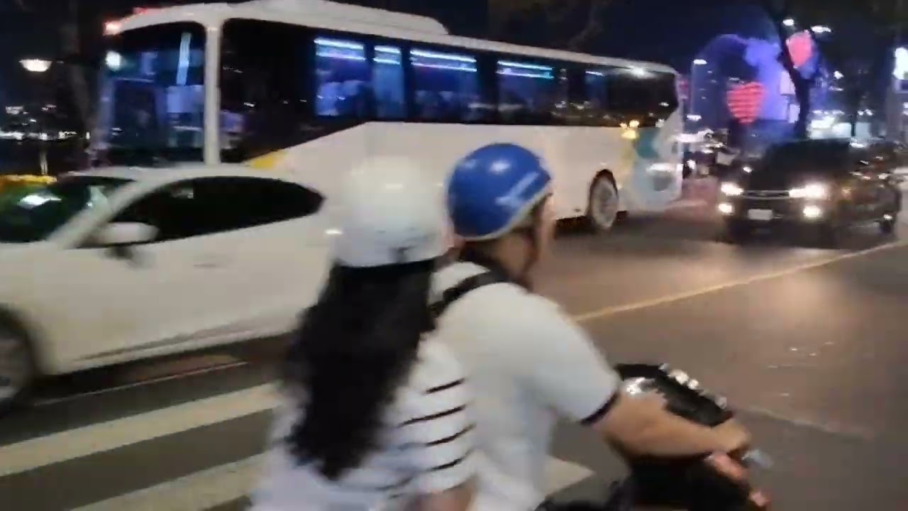 Đà Nẵng về đêm.
