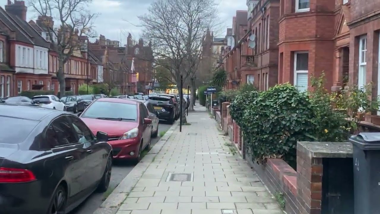 Streatham Hill Station 4 min to walk 