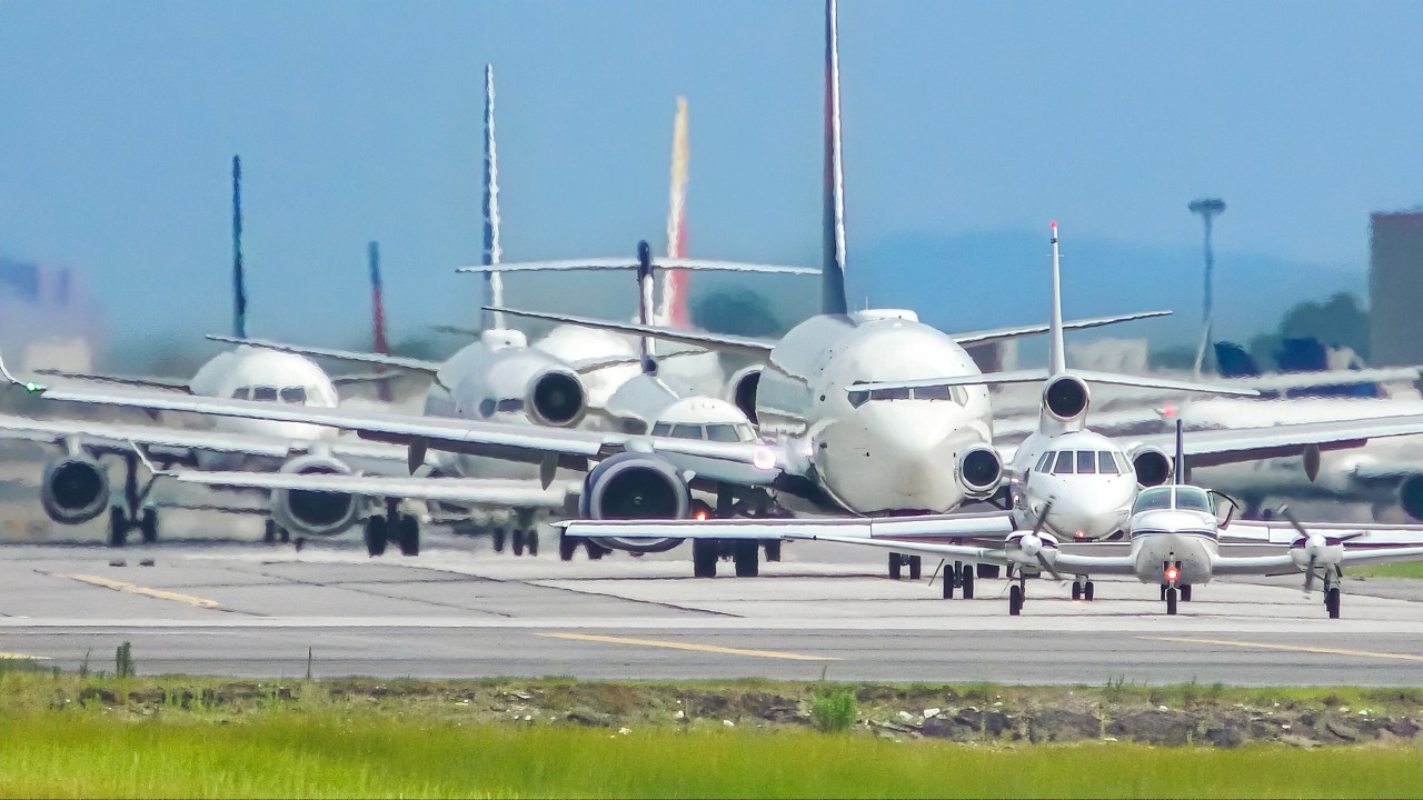 🇺🇸 BOSTON Logan Airport Plane Spotting + Aircraft & Flight Route Information Subtitles !