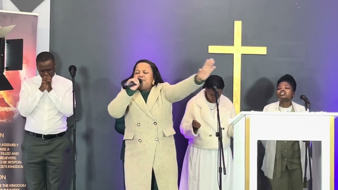 Kuhle Sijentu Dlakavu- Worship Medley 